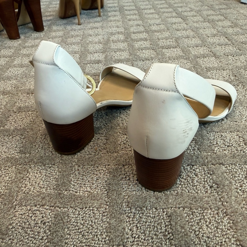 Michael Kors Elegant White Sandals - Picture 4 of 6